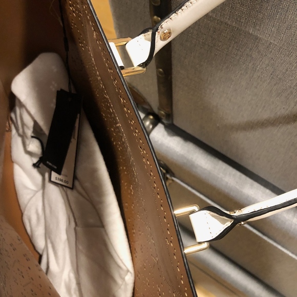 **NEW** AUTHENTIC WHITE BCBG HANDBAG. - Picture 3 of 8